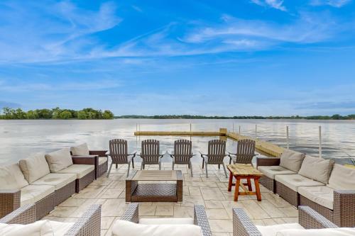 Waterfront Fun! Group Getaway on Lake Marie in 安提阿