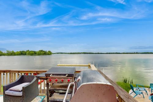 Waterfront Fun! Group Getaway on Lake Marie in 安提阿