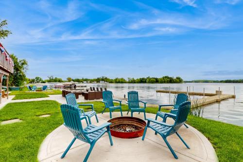 Waterfront Fun! Group Getaway on Lake Marie in 安提阿