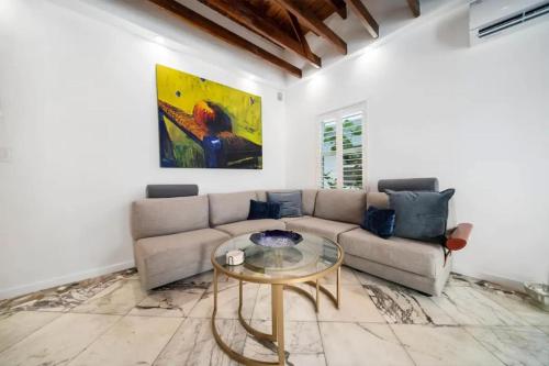 Komffy Waterside Escape w/Queen Bed & Free Parking in Hollywood, USA