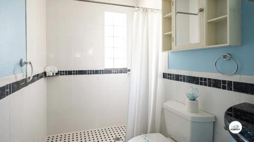 Komffy Waterfront Studio w/King Bed & Free Parking in Hollywood, USA