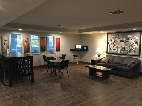 Super 8 by Wyndham Winfield-Quail Ridge Area - image 14