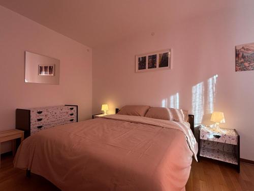 1 queen bed, 2 sofa beds