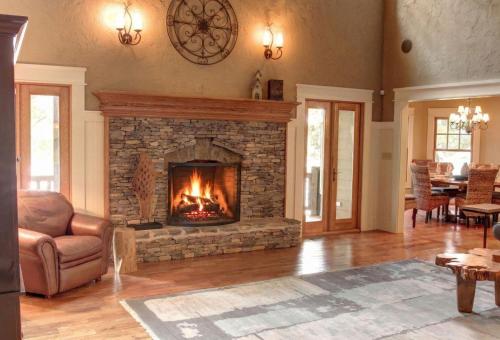 Blue Ridge Lake Retreat - Lakefront Luxury Home in Blue Ridge, USA