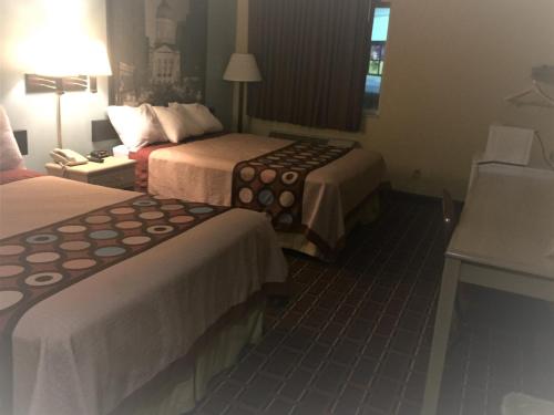 2 queen beds