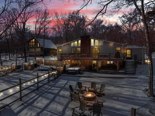 A szálláshely kívülről, Private Lakefront with Pool, Hot Tub, Firepit, Pets in Bushkill (PA)