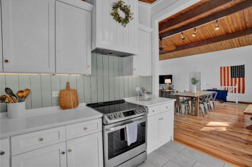 Konyha, Private Lakefront with Pool, Hot Tub, Firepit, Pets in Bushkill (PA)