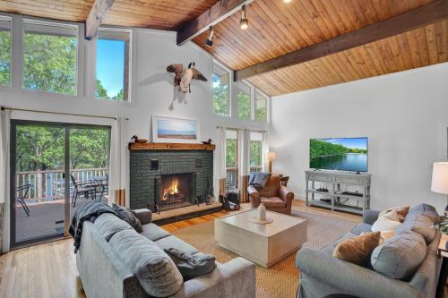 Közös társalgó / TV, Private Lakefront with Pool, Hot Tub, Firepit, Pets in Bushkill (PA)