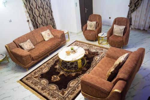 ห้องส่วนกลางสำหรับนั่งเล่น/ดูทีวี, Nafik Suites in ยอส