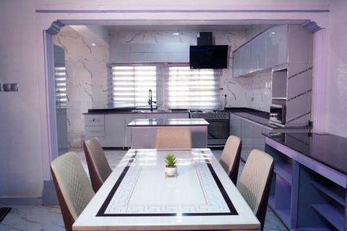 ห้องครัว, Nafik Suites in ยอส