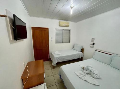 1 queen bed, 1 twin bed