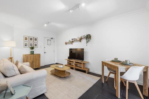 CBD Edge 1BR on Mounts Bay Road - image 5