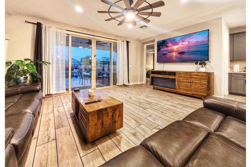 Desert Oasis Retreat , Heated Pool , Pet Friendly! in 古德伊爾