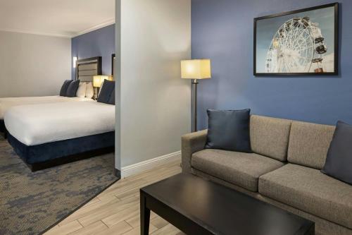 2 queen beds, 1 sofa bed