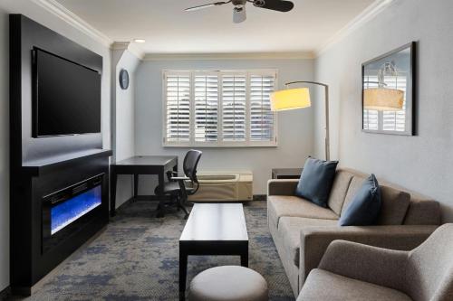 Best Western Plus Manhattan Beach Hotel - image 4