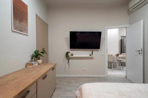 Modern 2BR Apartment - Balcony Views on Blvd Corneliu Coposu - image 5