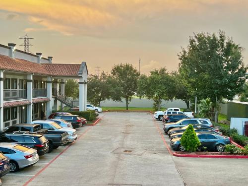 Island Suites Hobby Airport - image 2