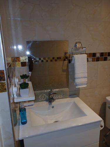 Baño, Your Serenity by M n C Rentals in Portmore