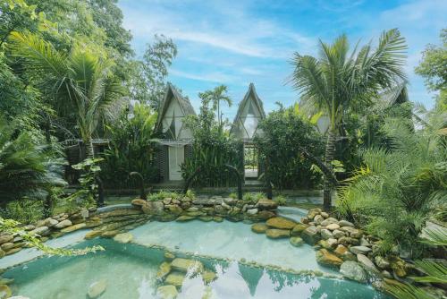 泳池, LIA Retreat & Coffee in 和榮