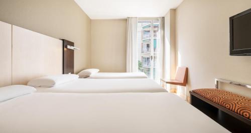 Hotel ILUNION Auditori - Tap to explore photos