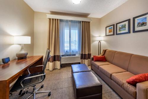Comfort Suites Near Six Flags Magic Mountain Room Type - King Suite - Non-Smoking