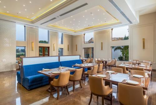 Restaurante, Raj Leela Heritage Resort By Estherea in Ranakpur