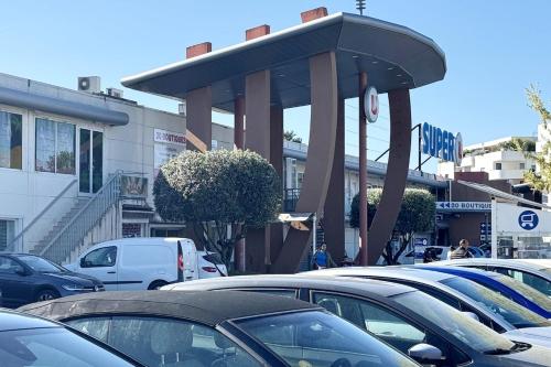 Shops, Appartement neuf, tv, wifi, clim, parking gratuit in La Pompignane