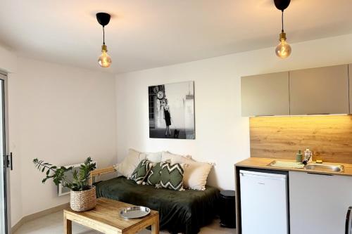 Appartement neuf, tv, wifi, clim, parking gratuit in La Pompignane