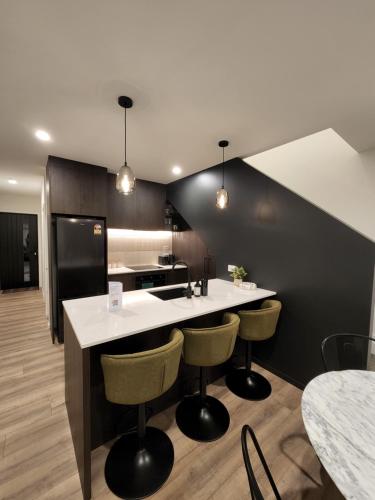 SouthernStaysBnb - Stylish home minutes from airport-shops-dining 