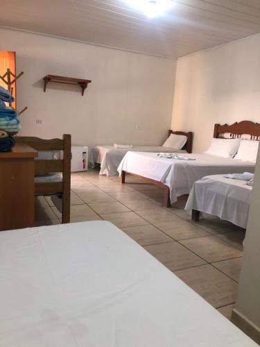 1 queen bed, 4 twin beds