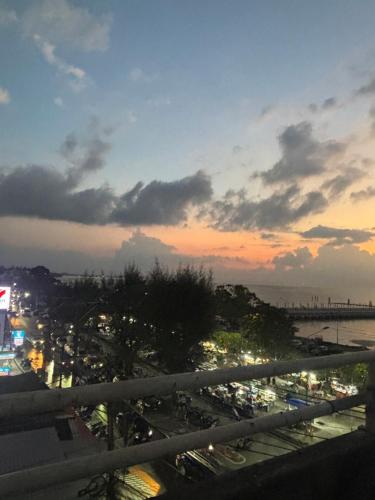 คอฟฟี่ ไอส์แลนด์ (Coffee Island) in หน้าทอน