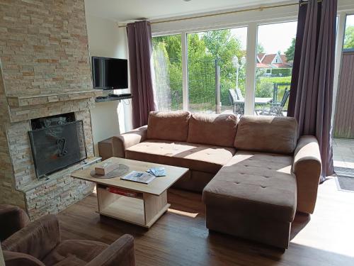 familienfreundliches, cosy Ferienhaus mit Seeblick und privatem Zugang – khách sạn tại Oude-Tonge