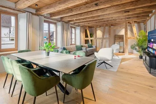 Visionary Hospitality Bassersdorf, Zürich - Premium Apartments in Swiss Style with Free Parking, Washer, Kitchen, Terrace, Vaulted Cellar Event Room, Bus Stop, 15' City & Airport in Bassersdorf, Schweiz