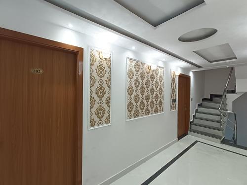 HOTEL UNIQUE KOMFORT - 3 mins walk from golden temple - image 2