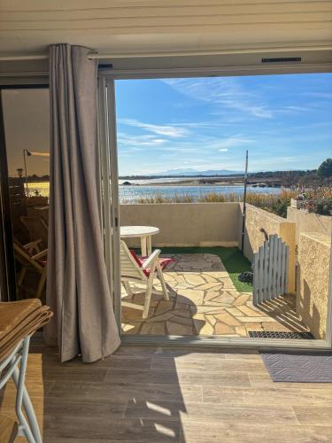 Maison très paisible , face à l'étang avec terrasse
