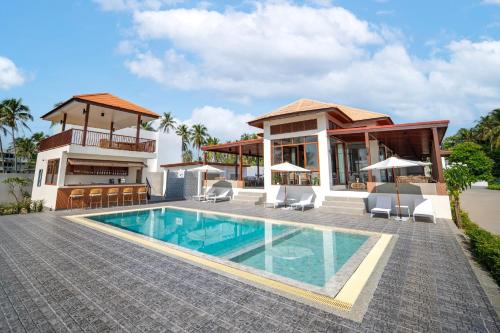 Yüzme havuzu, Natural Beach Resort (Thasala) in Tha Sala