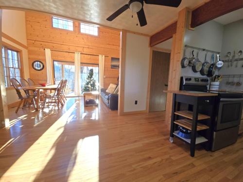 Hickory Ridge - HotTub - GSMNP, NOC, Train and Fontana Lake in Almond, USA