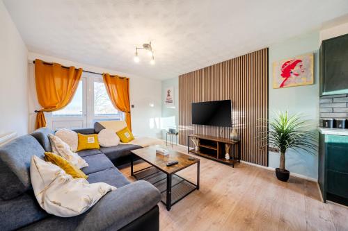 Stylish urban escape with free parking in Manchester