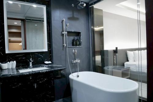 room detail thumbnail 2