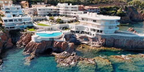 Exterior view, Location Cap Neree acces mer direct, piscine et jardin, Le Trayas entre Cannes et Saint-Raphael in Le Trayas Superieur