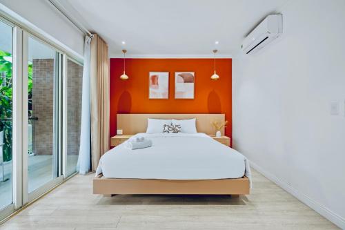 Chic Boho Huge Poolside 1 Bedroom Suite - Steps from The Beach Escape & Garden View - image 2
