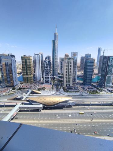Spacious Master Bedroom with Balcony Horizon Tower Dubai Marina - image 8