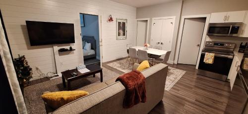 Cozy Suite with Optional Extra Room Complimentary drinks and gift card in Langford, Canada