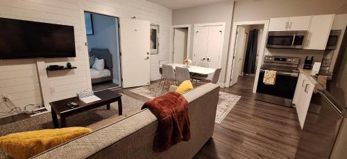 Cozy Suite with Optional Extra Room Complimentary drinks and gift card in Langford, Canada