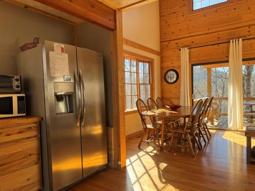 Hickory Ridge - HotTub - GSMNP, NOC, Train and Fontana Lake in Almond, USA