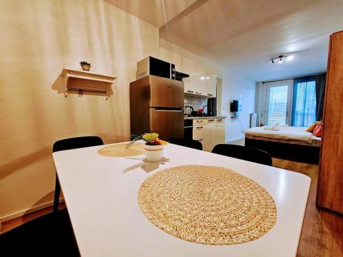 SUPERIOR PRAGUE 2BR APARTMENT for Business & Leisure, Private Garden, Free Parking & Gym, by LIVE-IN in Prague 11