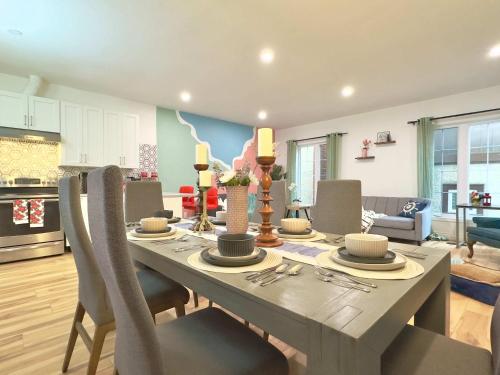 Stunning Family Suite 2 King Beds Piano Sleeps 10 in Port Colborne (ON)