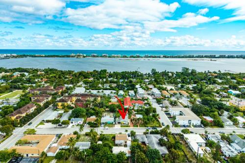 Ranch Style w/Lush Courtyard & Grill- Min to Beach & Downtown in Lake Worth, USA