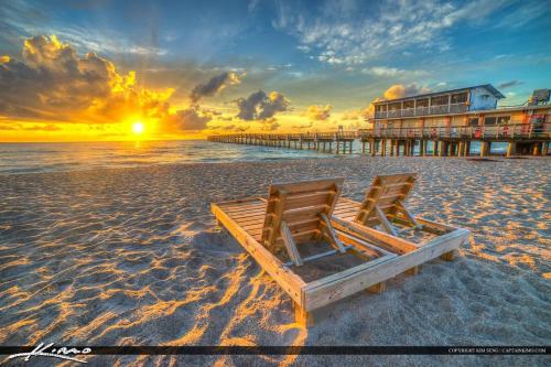 Ranch Style w/Lush Courtyard & Grill- Min to Beach & Downtown in Lake Worth, USA