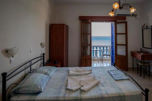 TO VOTSALO-beach side studios & taverna 3